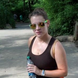 Meet your Posher, Caitlin